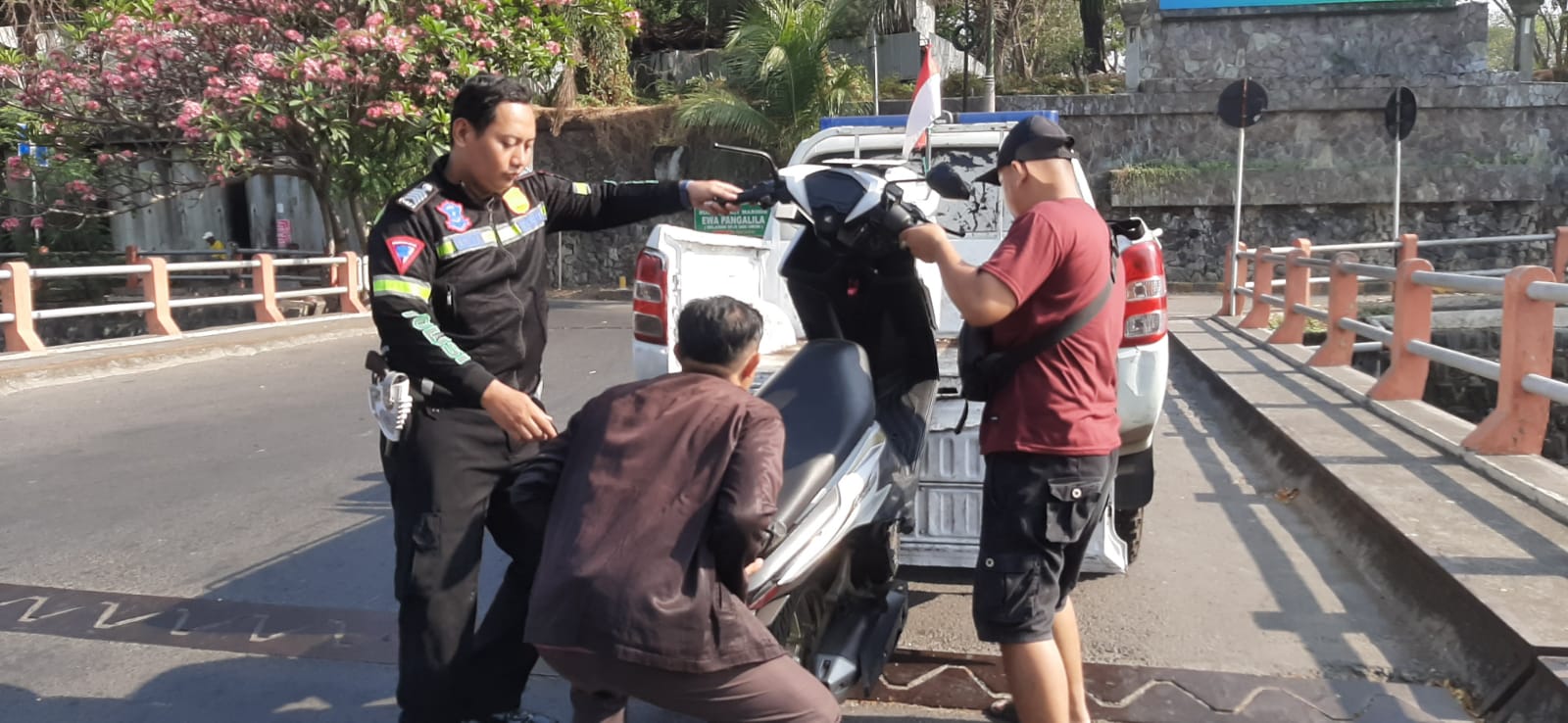 Kendaraan motor Honda Vario milik korban dibawa menggunakan mobil polisi dari Jalan Gunungsari Surabaya. (IST)