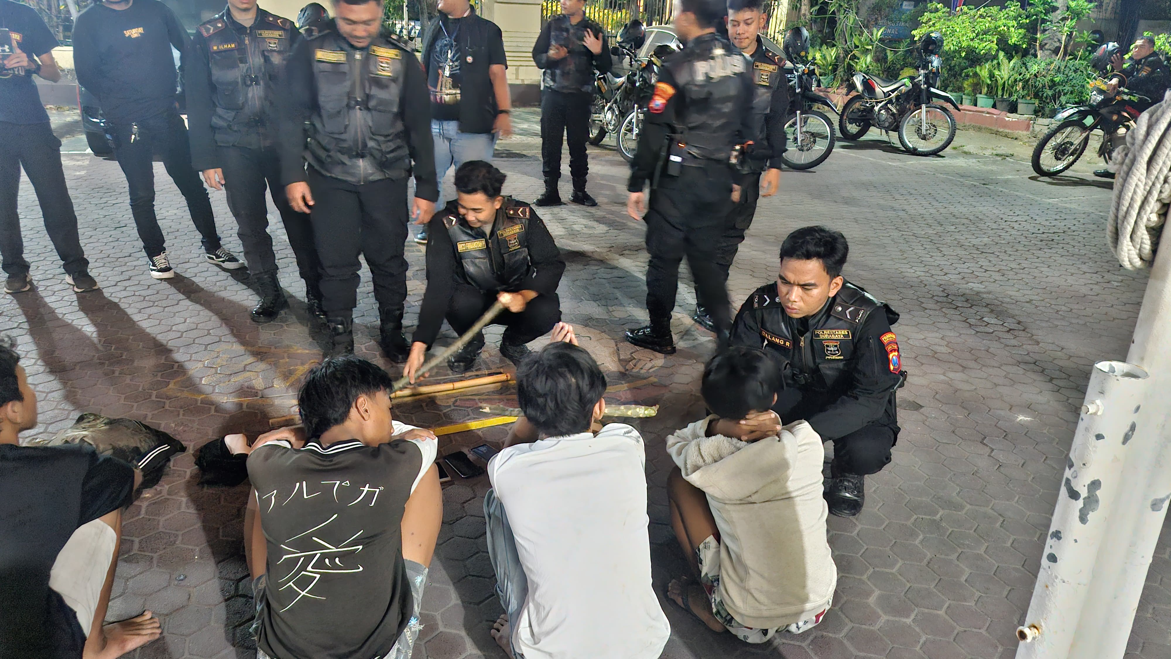 Lima remaja saat diamankan Tim Respatti di Jalan Pasar Kembang, Surabaya. Polisi juga amankan enam balok kayu. (IST)