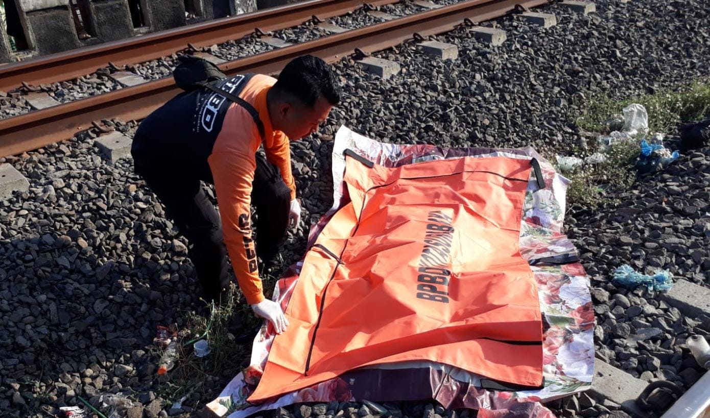 Petugas mengevakuasi korban kecelakaan kereta api di Tambak Mayor Surabaya. (IST)