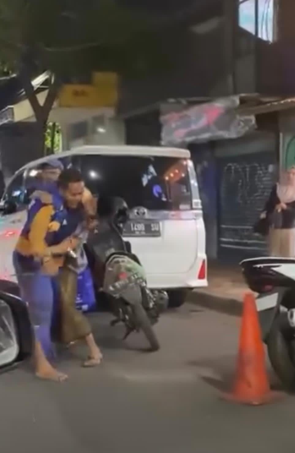 Jukir dan warga terlibat pertengkaran dengan membawa sajam di Jalan Embong Malang, Surabaya. Jukir harus dilarikan ke rumah sakit. (IST)