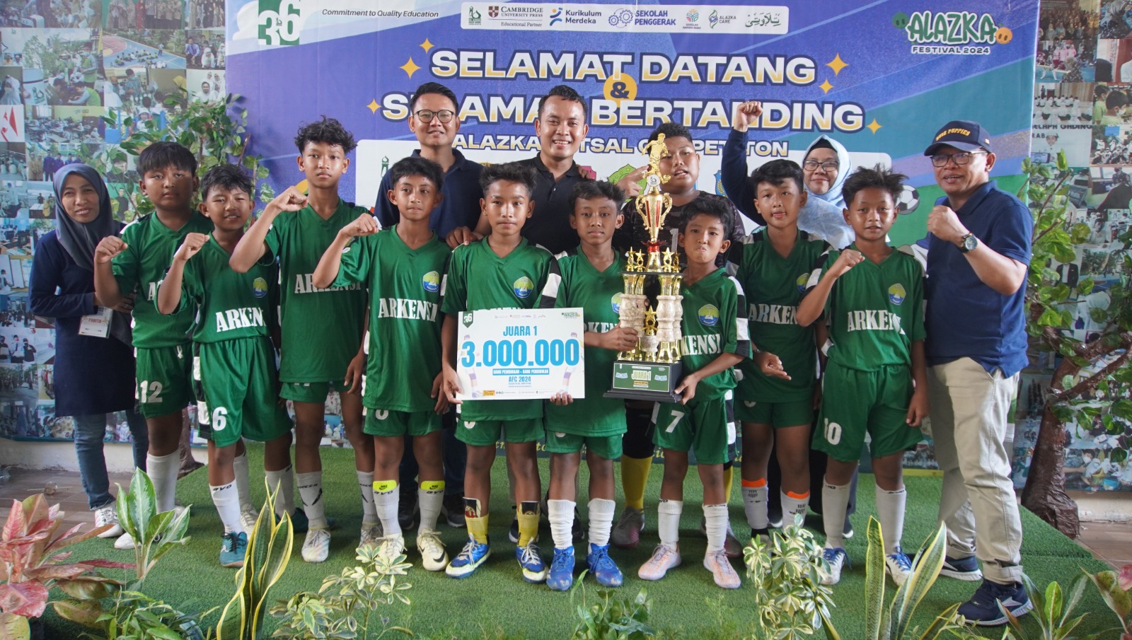 JAWARA: SDN Kali Kedinding 1 Surabaya berhasil meraih Juara 1 di ajang Alazka Futsal Competition 2024.
