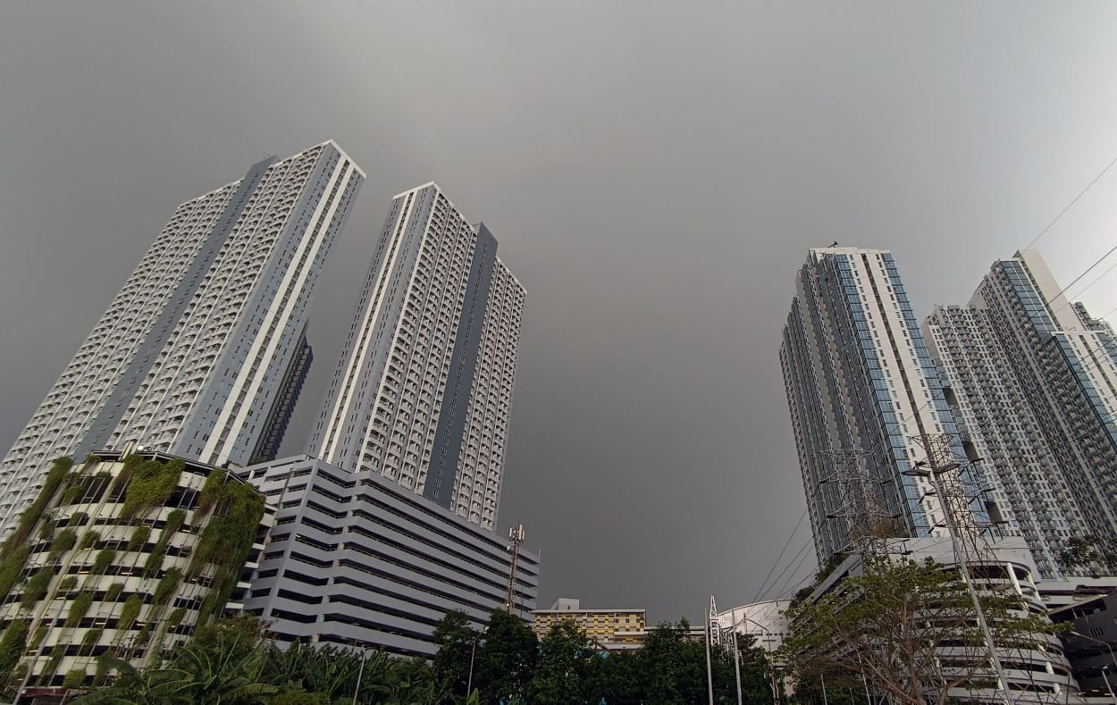Hujan ringan masih terjadi di musim kemarau. (Andy Satria/Radar Surabaya)