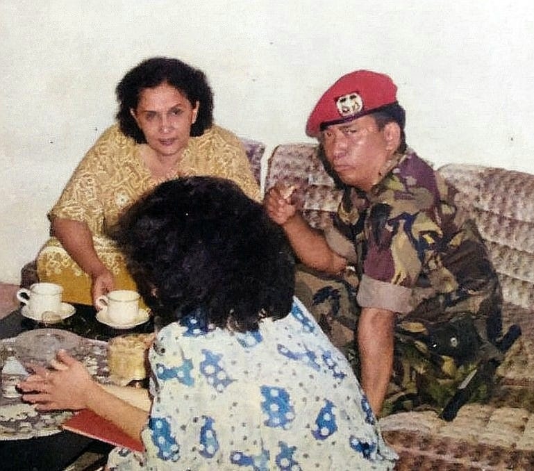 BERKUNJUNG: Sunarto Sumoprawiro (baret merah) saat berkunjung ke Hotel Flores dan bertemu dengan istri Moch Achijat guna meminjam mobil untuk keperluan Prabowo Subianto.