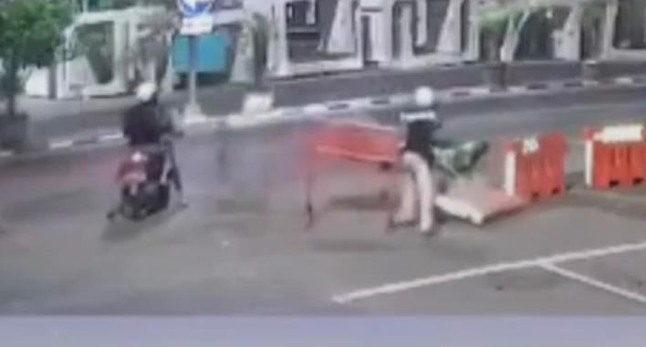 DIRINGKUS : Insiden  pengeroyokan di Jalan Ngagel Jaya, Surabaya, seberang puskesmas yang terekam CCTV.  &nbsp;