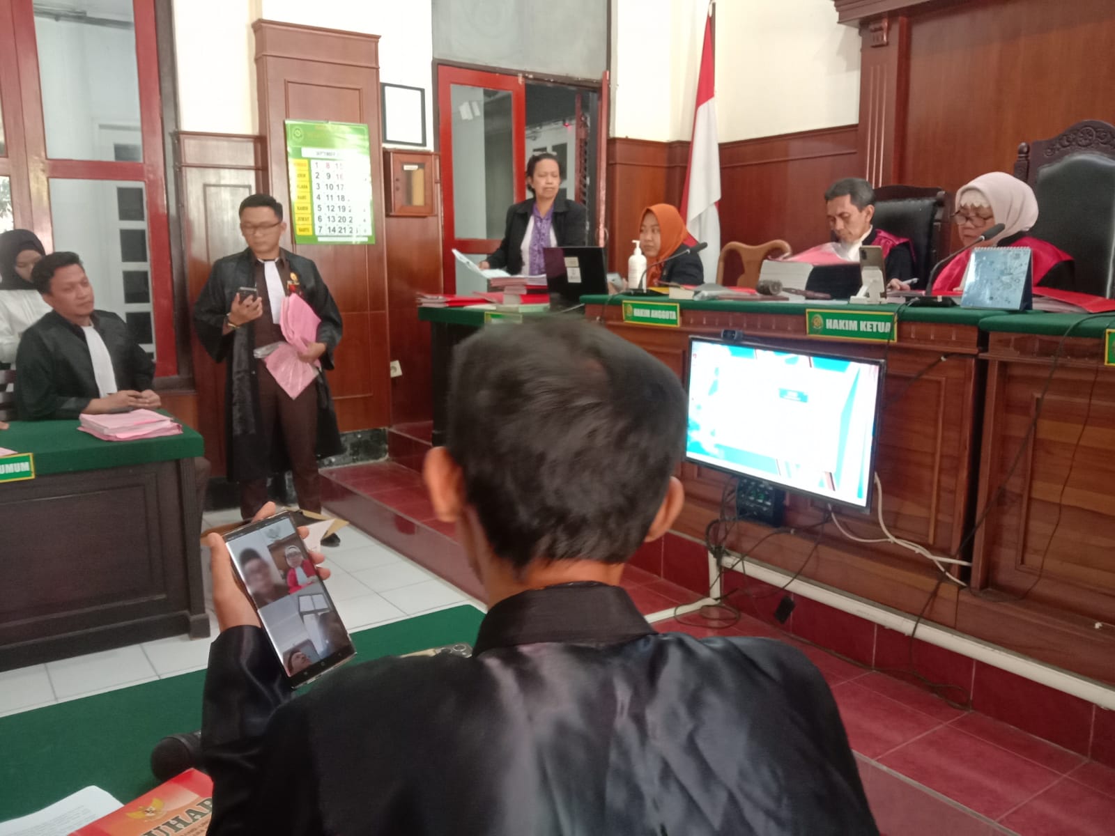 TERPISAH: Terdakwa Yusuf Susilo saat memberikan keterangan di PN Surabaya melalui daring