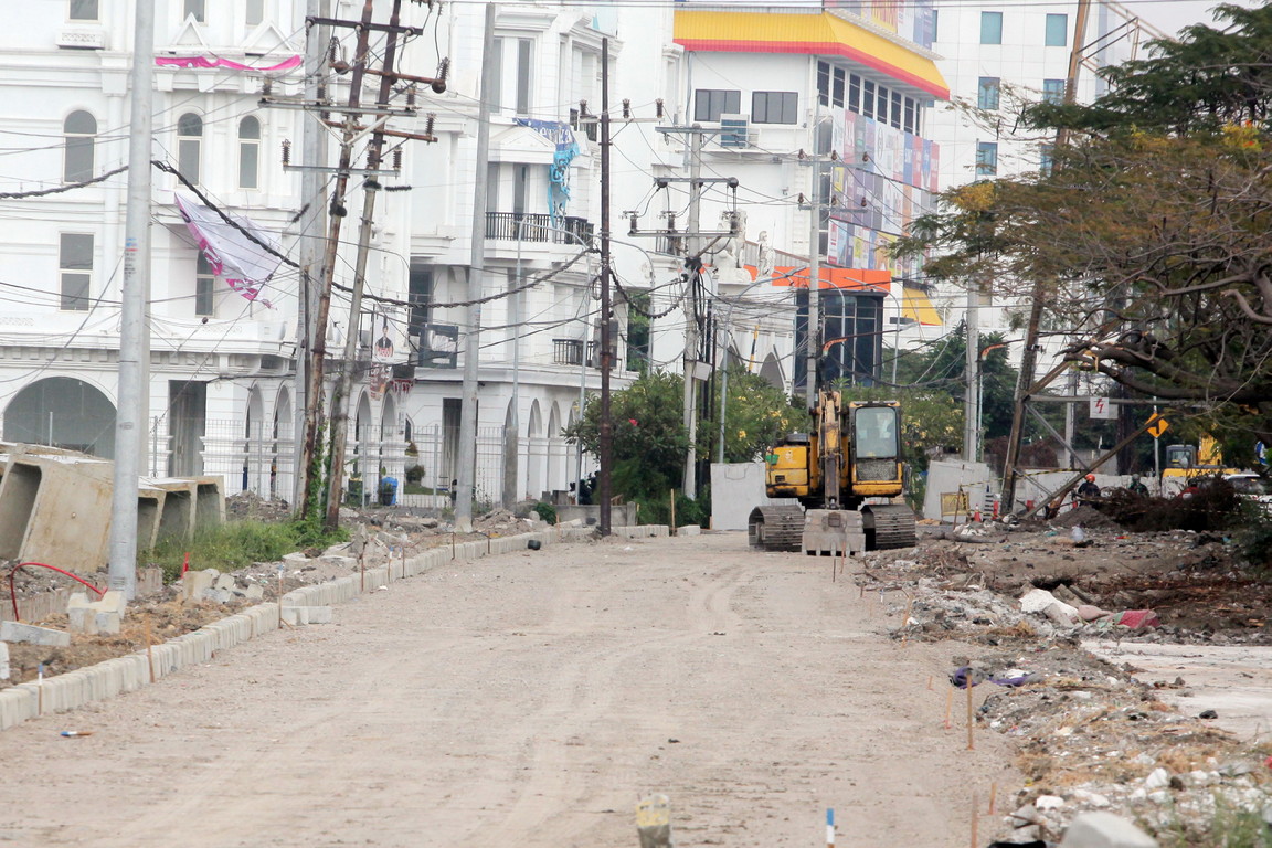 Pengerjaan Jalan Kedung Baruk Surabaya dengan betonisasi. Jalan di kawasan ini sebelumnya bergelombang dan mudah rusak. (SURYANTO/RADAR SURABAYA)