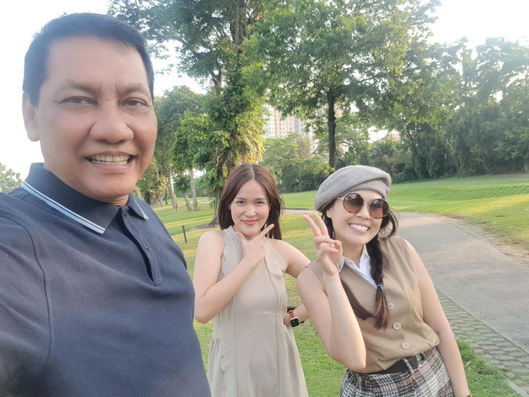 Jessica Wongso (tengah) bersama pengacara Hidayat Bostam terlihat tengah selfie dengan latar belakang lapangan golf.