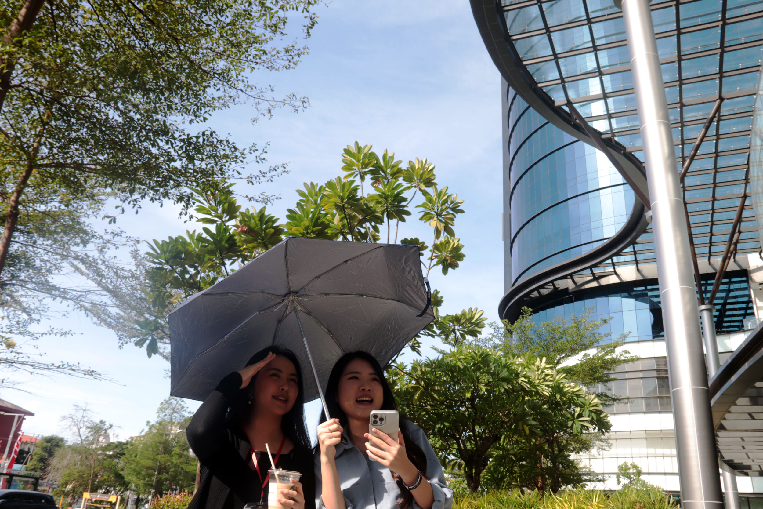 Suhu panas terik di Surabaya pada siang hari. Waspadai dehidrasi dan paparan sinar matahari langsung. (ANDY SATRIA/RADAR SURABAYA)