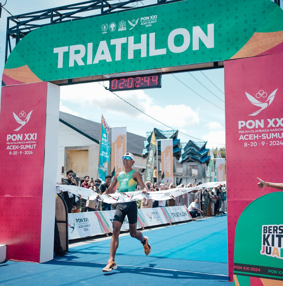 Atlet Triathlon Jatim, Muhammad Noval Assidiq berhasil merebut medali emas PON XXI di nomor Standart Distance Putra pada lomba yang digelar di Dermaga Alfitrah, Keramat Mupakat, Bebesen, Aceh Tengah,
