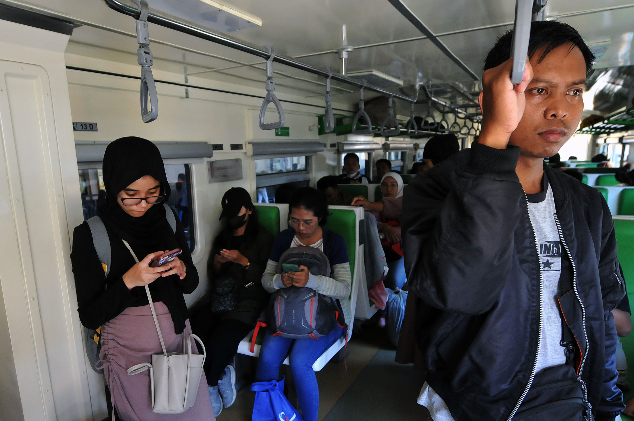Penumpang membeludak di KA Commuter Line di Stasiun Surabaya Gubeng. (Andy Satria/Radar Surabaya)