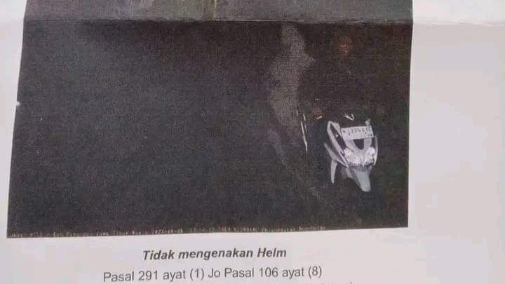 VIRAL: Foto unggahan akun @idaman_makmu yang menunjukkan seorang pengendara motor di Bangil, Pasuruan membonceng bayangan putih diduga pocong dan kena tilang.