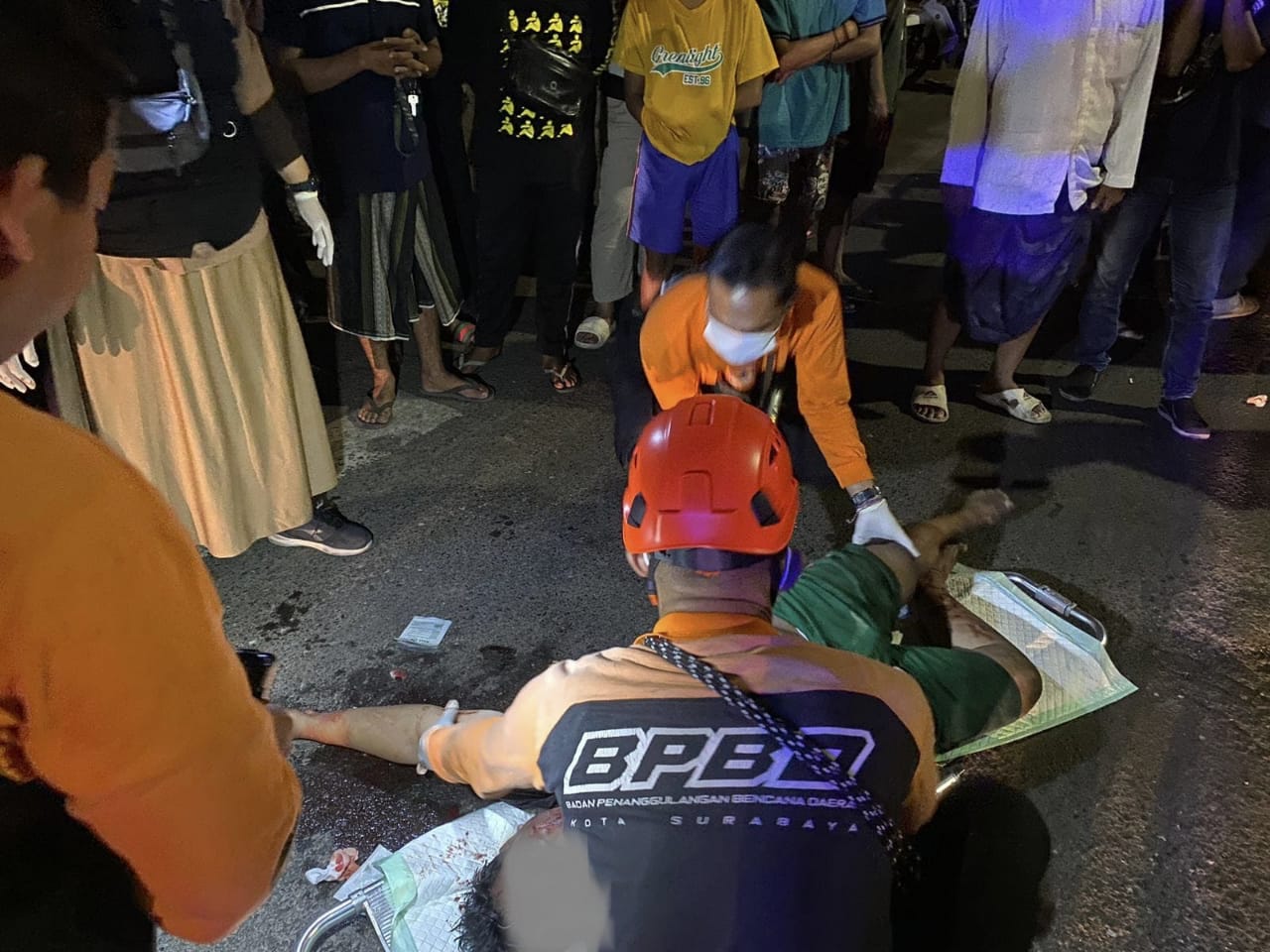 TRAGIS : Salah satu korban pembacokan di Jalan Stasiun Kota, Surabaya saat dievakuasi petugas.