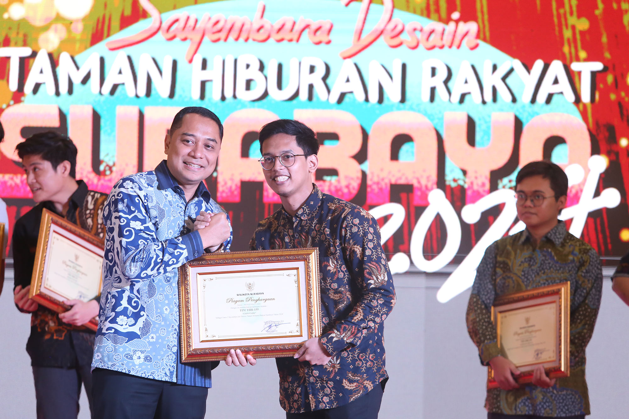 TERPILIH: Wali Kota Surabaya Eri Cahyadi menyerahkan penghargaan kepada pemenang sayembara desain THR-TRS di Balai Kota Surabaya, Selasa (10/9).