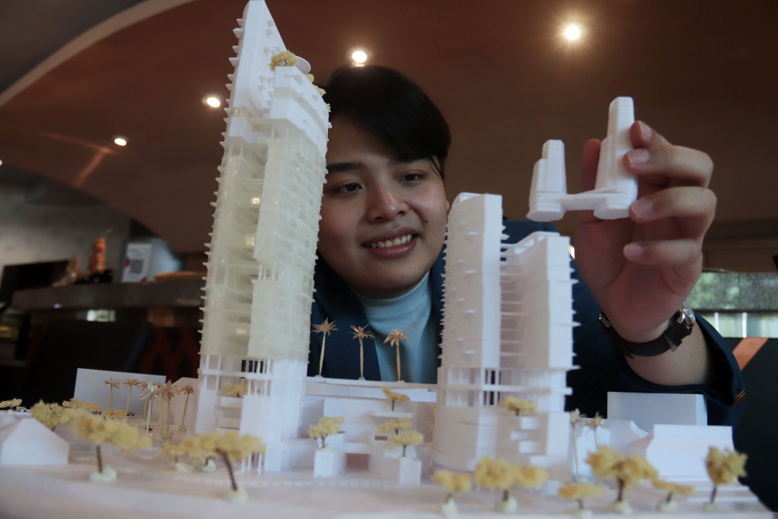 APARTERMEN HIJAU: Mahasiswa Arsitektur Petra Christian Universirty Surabaya, Alexander Anderson Meidianto menunjukkan maket apartemen hijau buatannya.