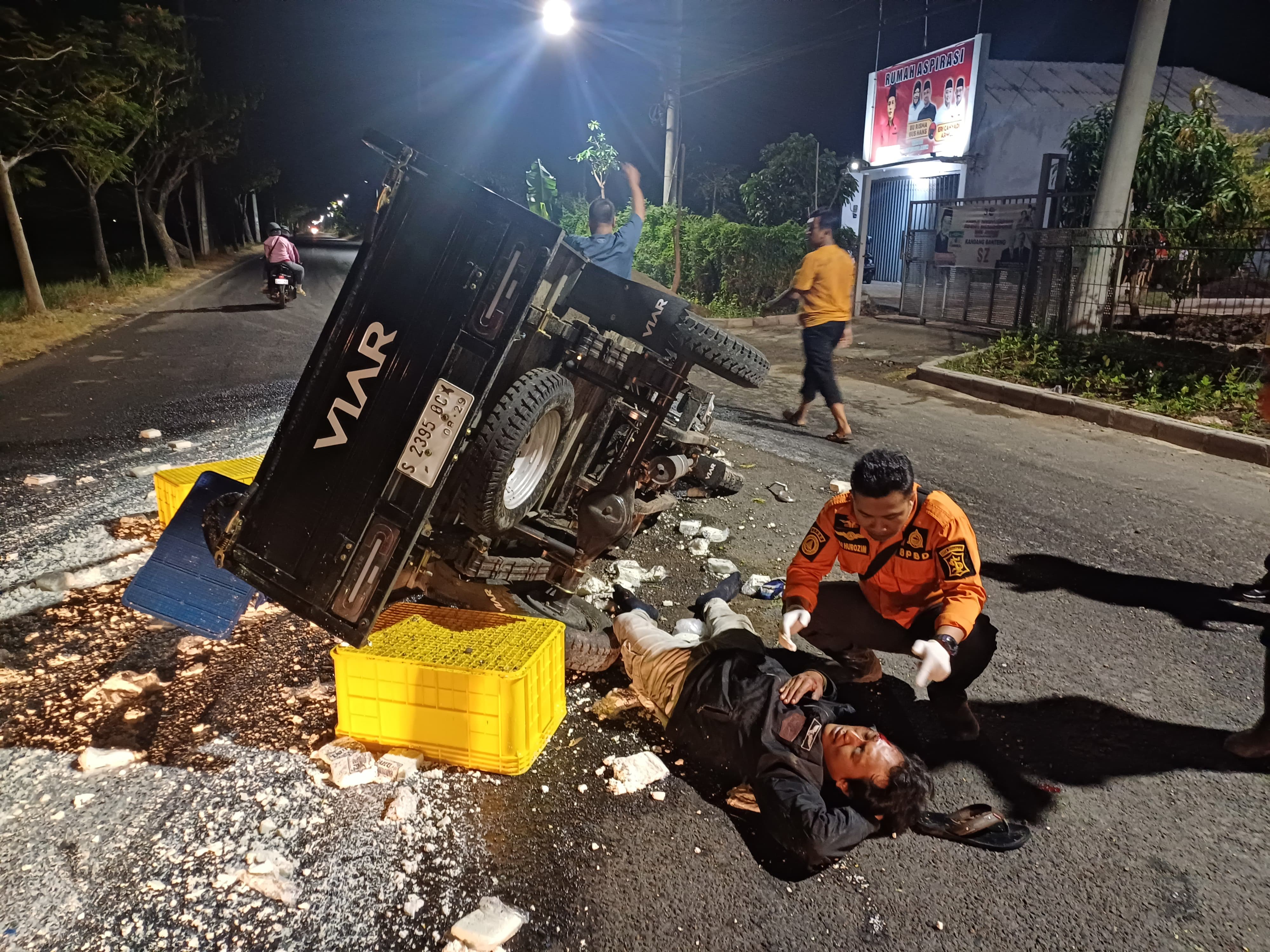 LAKA TUNGGAL : Kendaraan roda tiga bermuatan tahu terbalik setelah menabrak pasir dan pembatas Jalan Jawar, Pakal Surabaya.