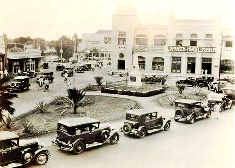Suasana Alun-Alun Contong sekitar tahun 1930, banyak mobil terparkir.