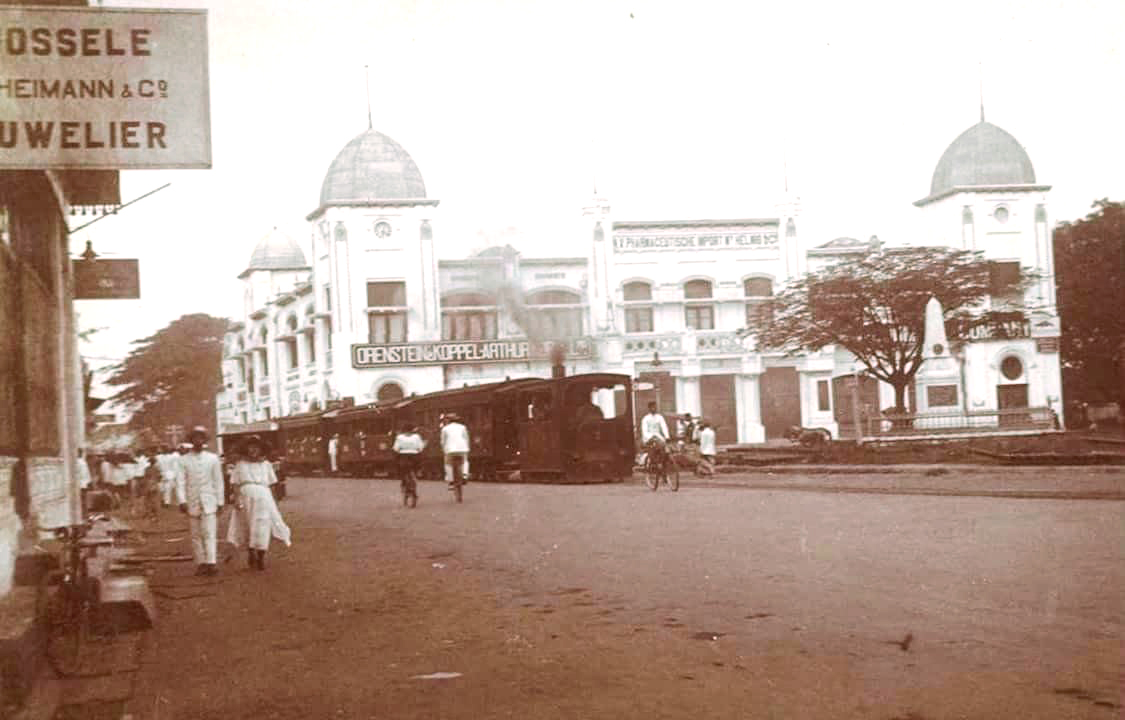 Trem melintas di ]Alun-Alun Contong.