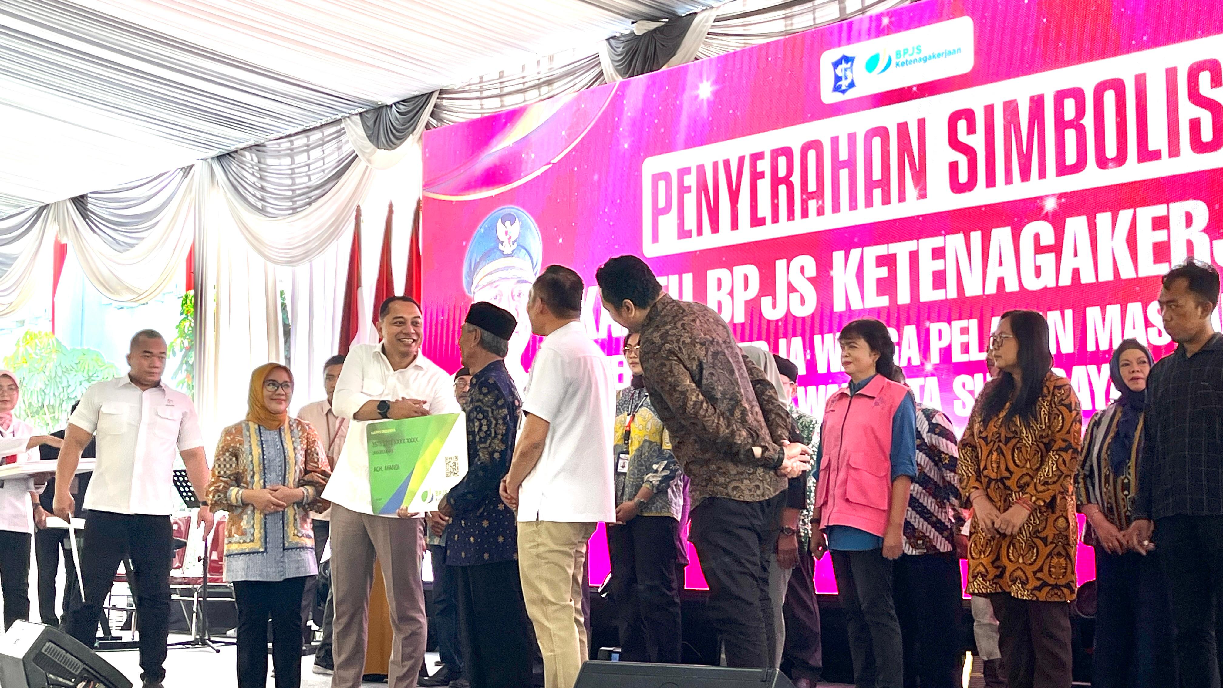 PERLINDUNGAN: Wali Kota Surabaya, Eri Cahyadi saat menyerah6$$han simbolis KPJ kepada salah satu Pekerja Warga Pelayan Masyarakat, Rabu (11/9).