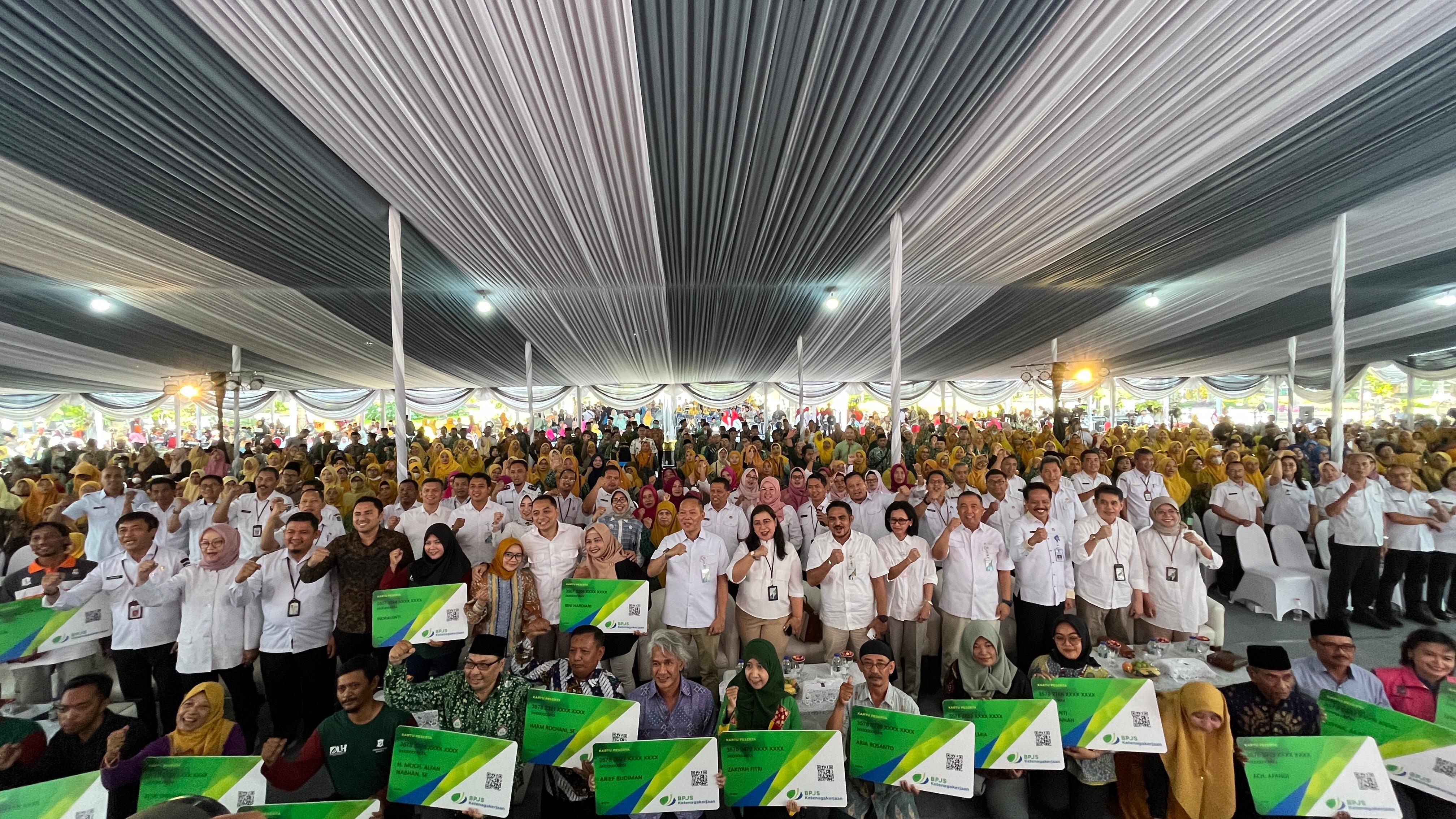 PEDULI: Sebagian penerima KPJ untuk Pekerja Warga Pelayan Masyarakat yang diberikan dua program perlindungan dari BPJS Ketenagakerjaan.