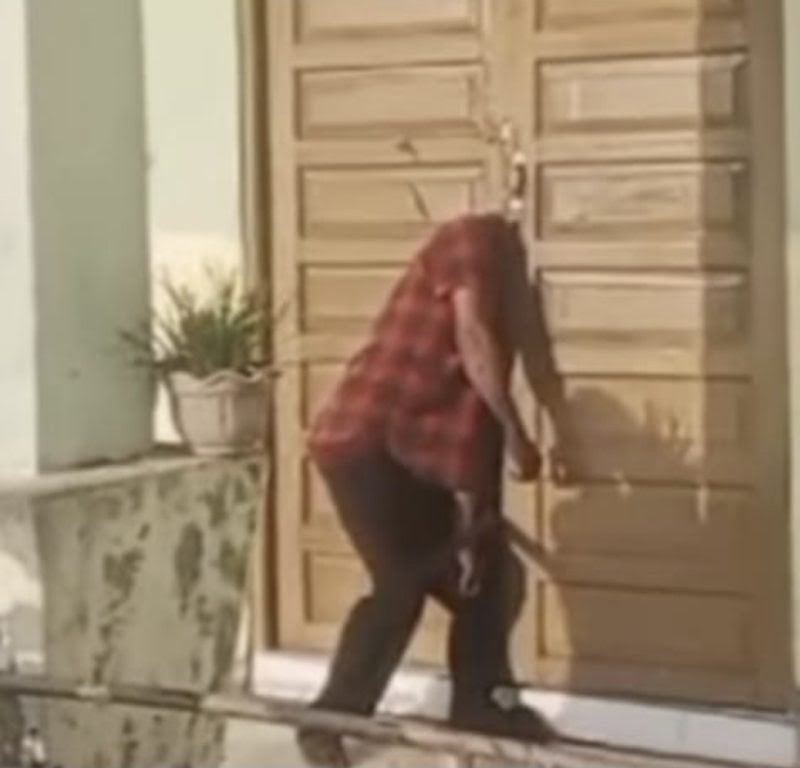 Korban DB yang tewas di TKP dengan kondisi kepala terjepit pintu.