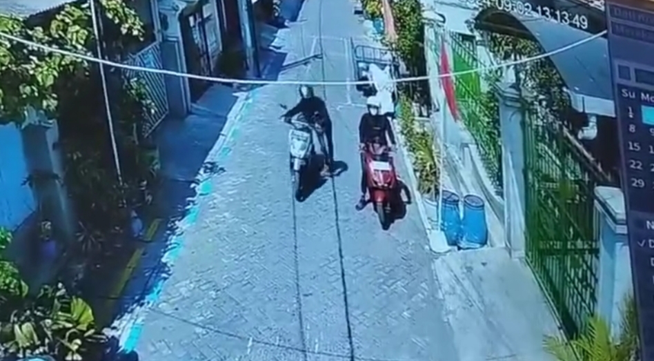 AKSINYA: Aksi tersangka Samsul Arifin dan rekannya terekam CCTV.