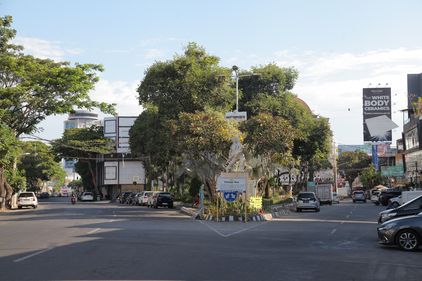 Kondisi Alun-Alun Contong saat ini, berada di antara pertokoan yang ramai.
