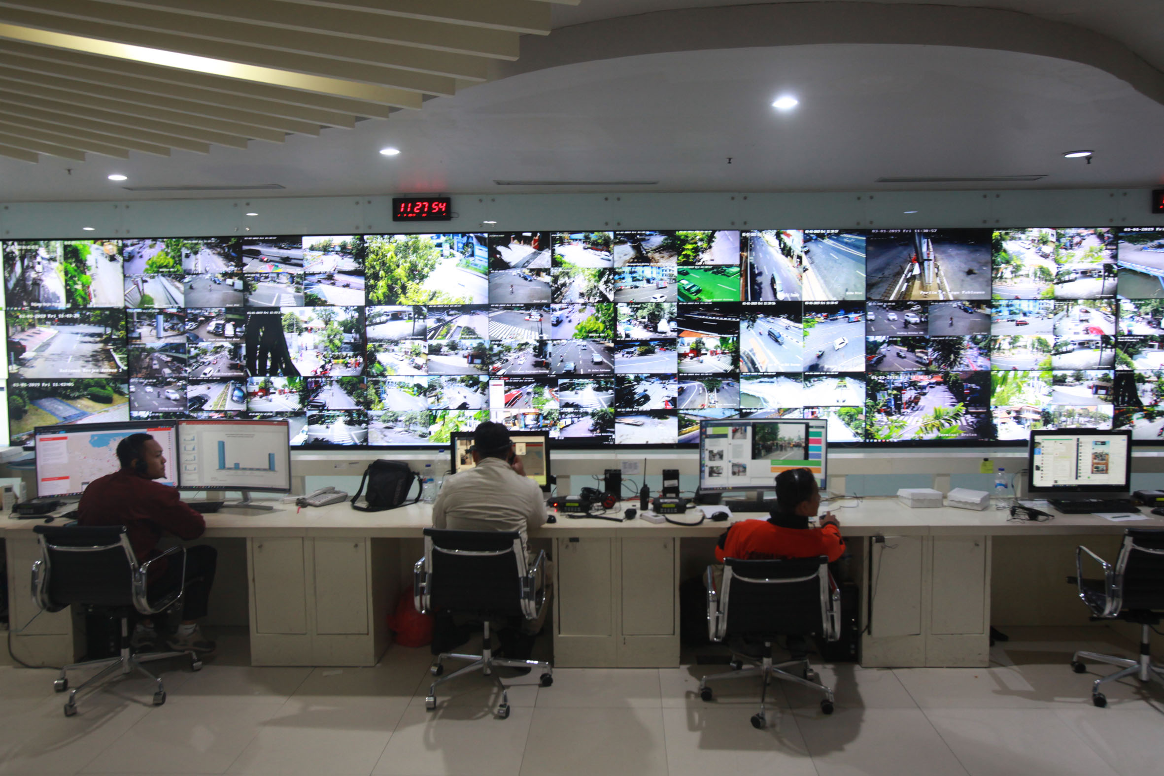 TERINTEGRASI: Petugas mengamati layar monitor CCTV di ruangan Command Center 112, UPTSA Siola, Surabaya.