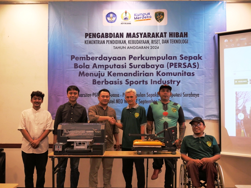 Ketua Tim Dosen Unipa Surabaya, Yandika Fefrian Rosmi (tiga kiri) bersama M. Nurrohman Jauhari (paling kiri) dan Andarmadi Jati (dua kiri) menyerahkan mesin DTG ke Ketua PERSAS, Endro Suseno.