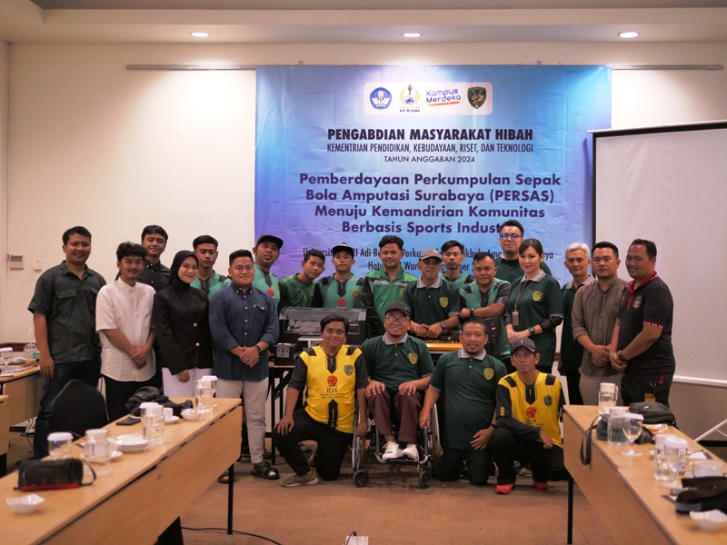 Tim Universitas PGRI Adi Buana Surabaya, pemateri dan tim bola serta pengurus PERSAS.