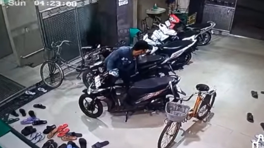 Pelaku terekam CCTV mencuri motor Honda Beat jamaah masjid di Jalan Gadelsari Tama Tengah, Tandes, Surabaya. (IST)