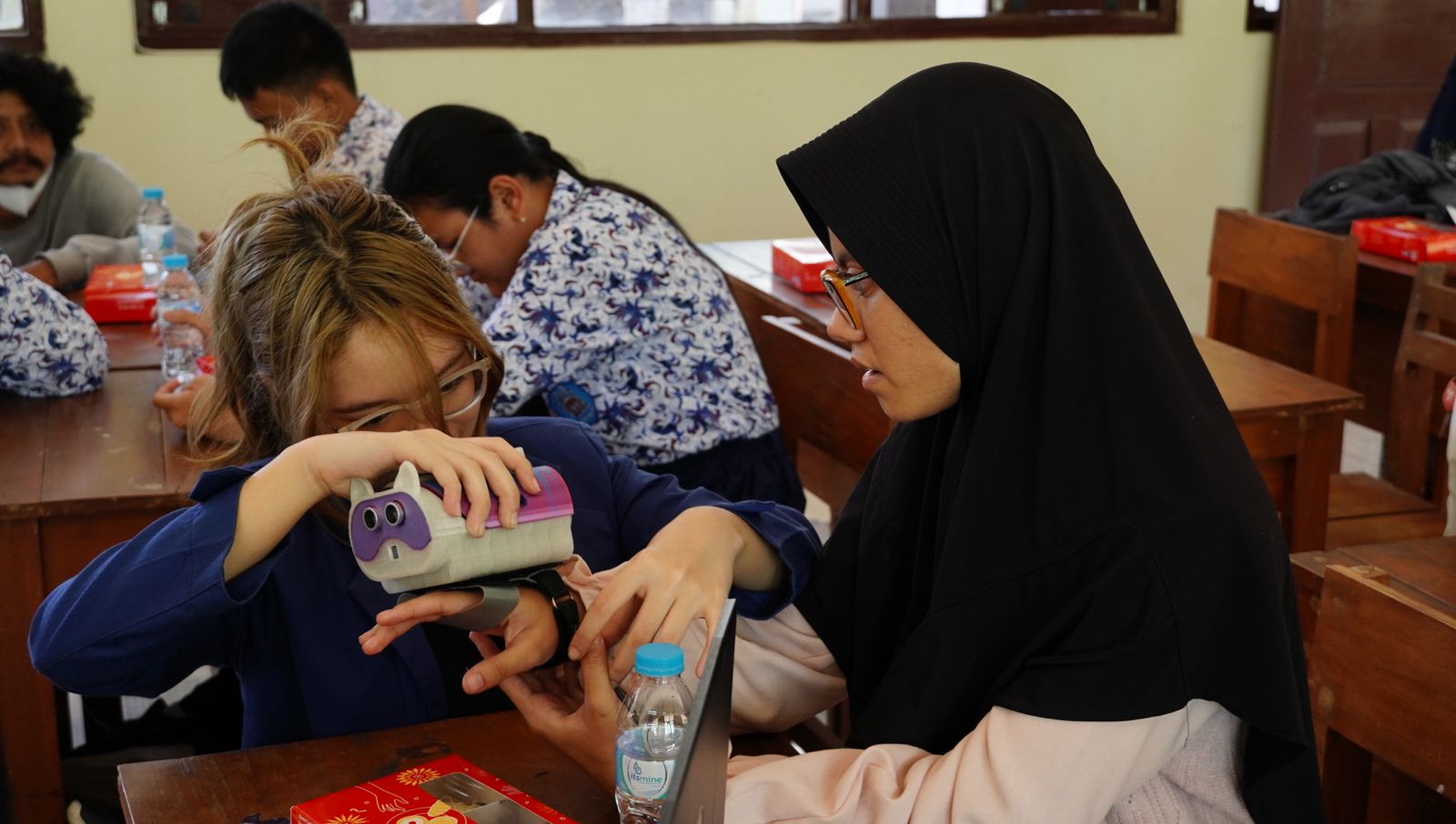 BANTUAN TEKNOLOGI: Sarung tangan berbasis AI yang diperuntukkan bagi tunanetra saat diujicobakan.