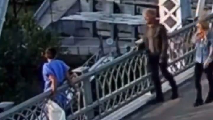 Tangkapan layar dari video detik-detik Jon Bon Jovi (dua dari kanan) menggagalkan aksi percobaan bunuh diri seorang wanita di Jembatan John Seigenthaler, Nashville, AS.