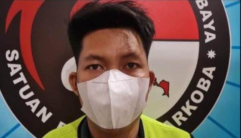 MERUSAK: Tersangka pengedar dan penjaga warung SS di Jalan Kunti Surabaya yang turut diamankan petugas Satnarkoba Polrestabes Surabaya.