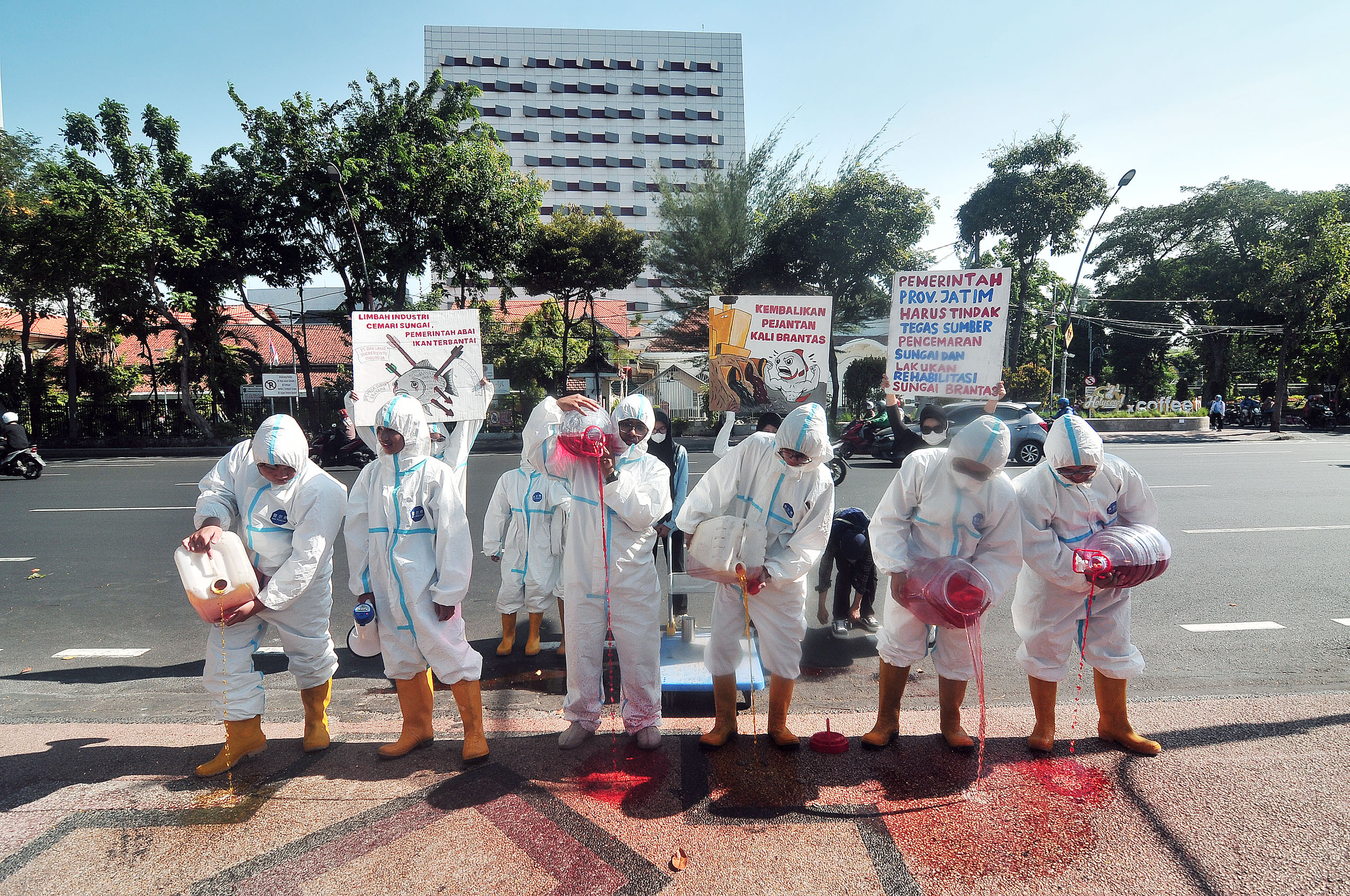 Sejumlah aktivis lingkungan menggelar aksi demonstrasi di depan Gedung Negara Grahadi, Surabaya, menuntut Pemprov Jatim melakukan pengawasan pencemaran sungai Brantas, Jumat (13/9).