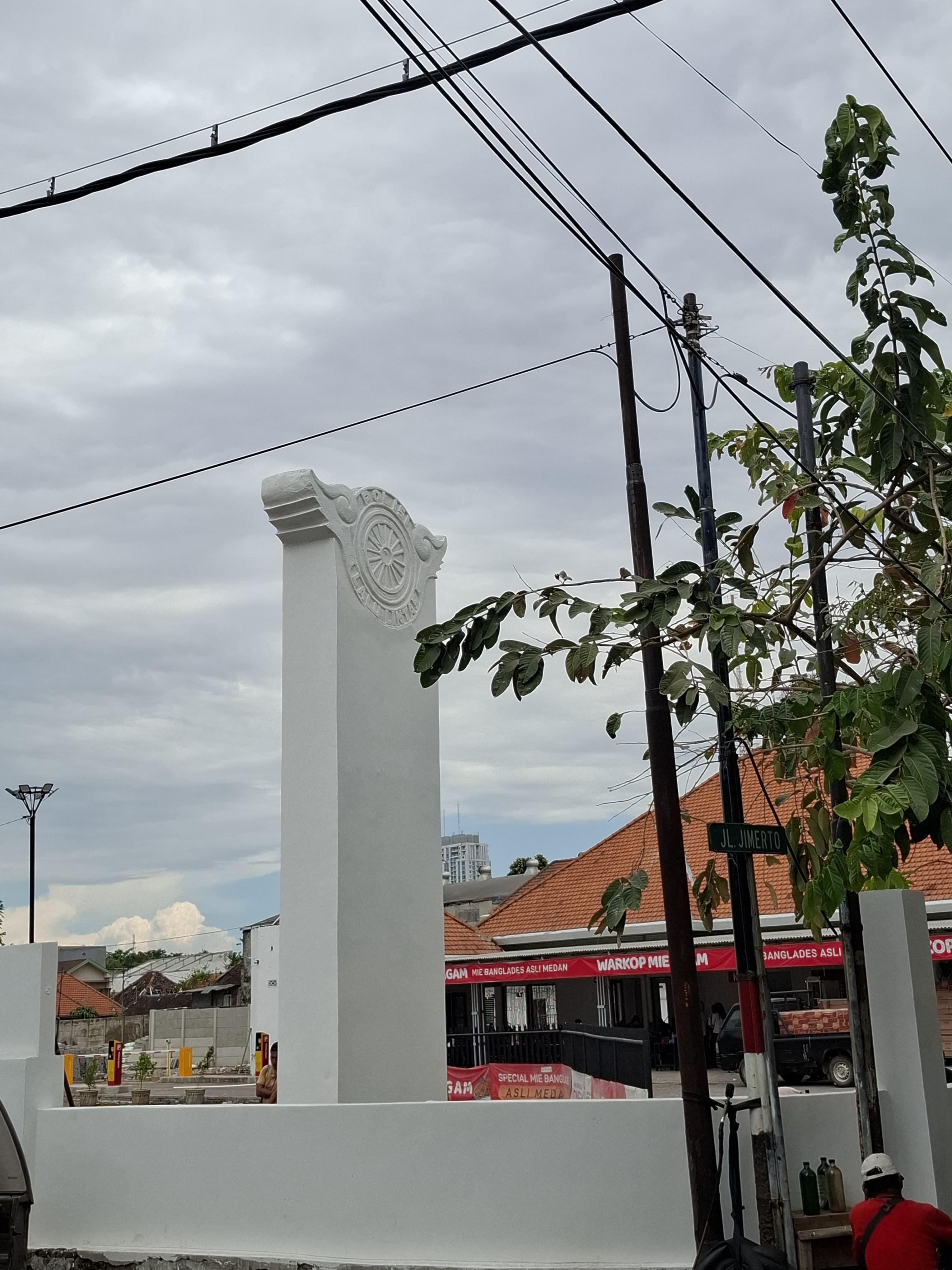 DULU KANTOR SAMSAT: Tugu Satlantas Polri di area yang kini jadi restoran di Jalan Ngemplak, Surabaya.