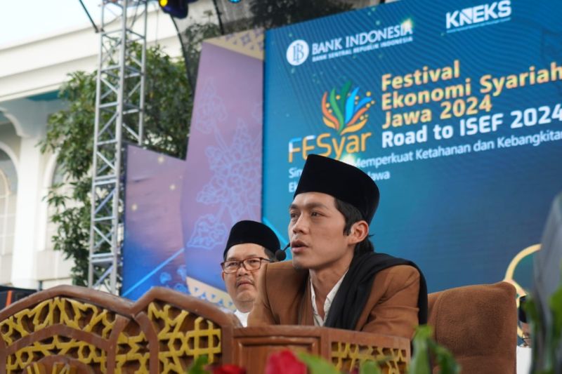 Gus Muhammad Iqdam Kholid saat berbicara di Kajian Senja pada Festival Ekonomi Syariah (Fesyar) Jawa 2024 yang digelar Bank Indonesia di Masjid Nasional Al-Akbar Surabaya.