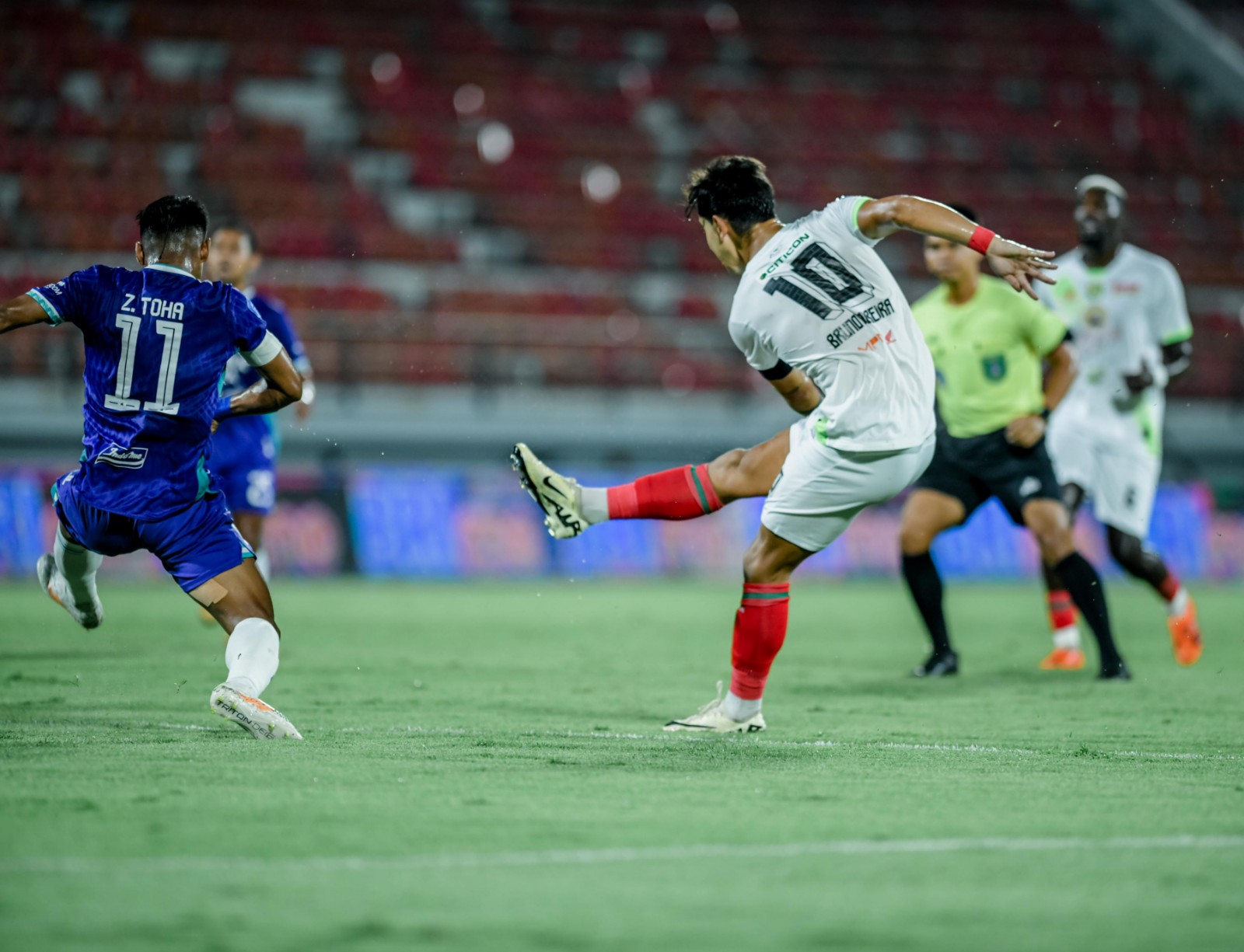 GOL: Bruno Moreira melapaskan tendangan keras saat menghadapi Persita Tangerang. Dengan kemenangan 0-1.