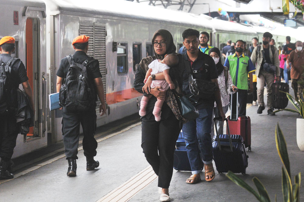 MENINGKAT: Jumlah pengguna modal kereta api di Daop 8 meningkat saat libur panjang.