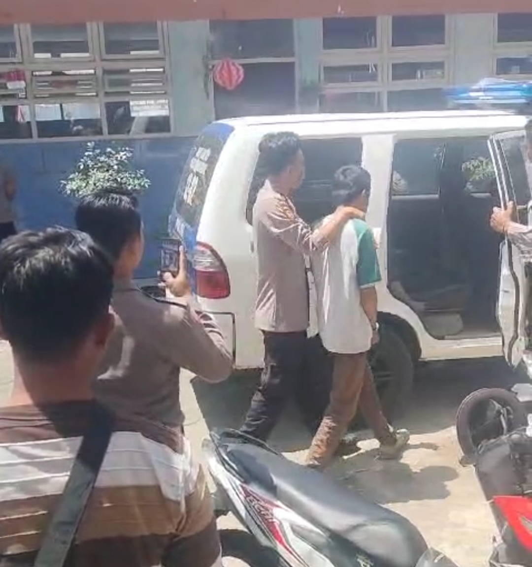 Tersangka Z diamankan di Polrestabes Surabaya gara-gara kasus pencabulan siswi saat perkemahan pramuka. (IST)