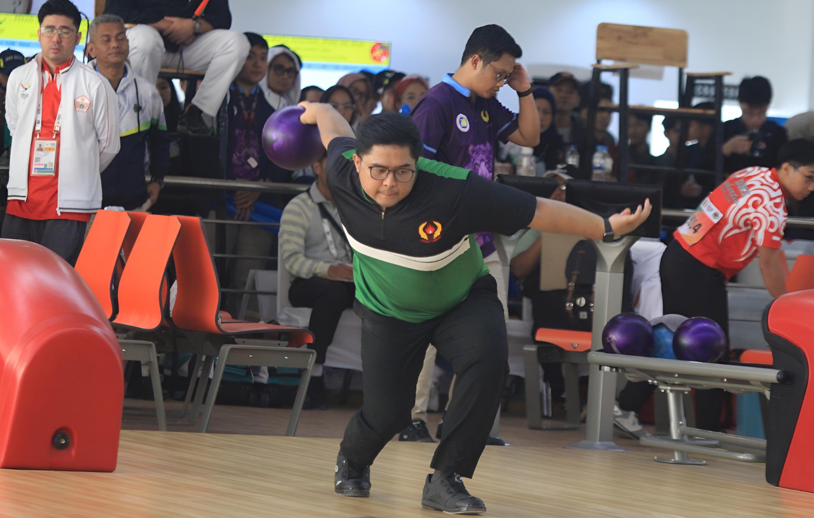Peboling putra Jatim Billy M Islam melepaskan bola boling di GOR Bowling Disporasu, Medan.