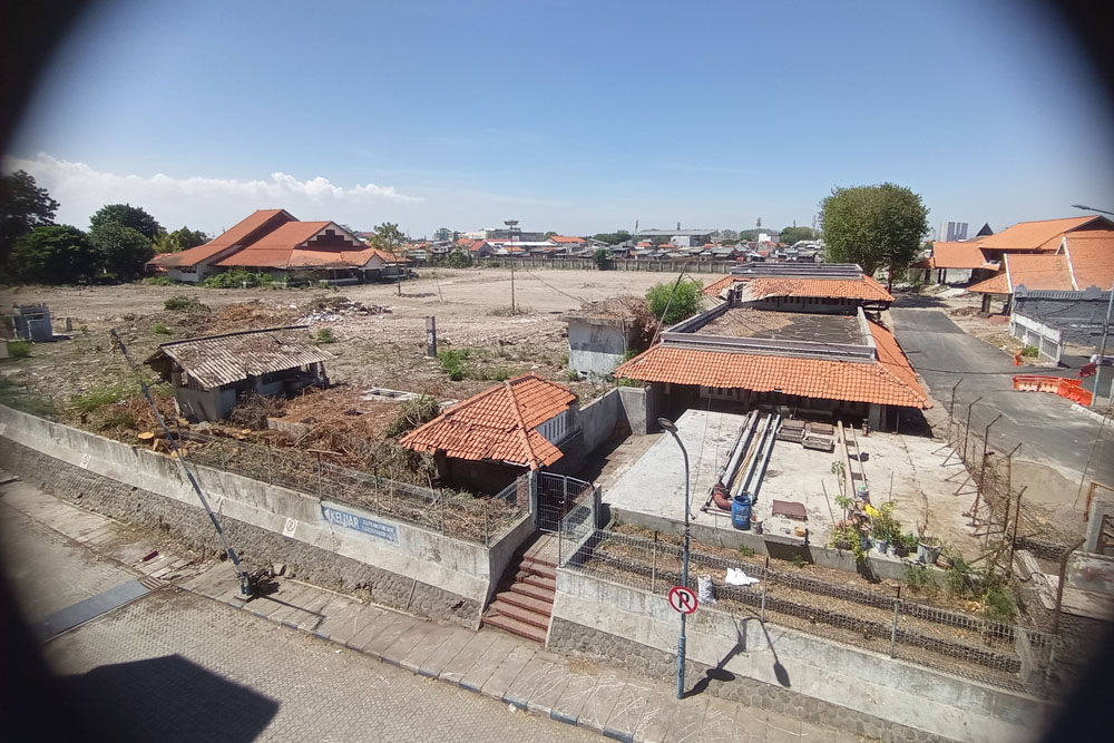 Suasana proyek revitalisasi kawasan THR-TRS di Jalan Kusuma Bangsa, Surabaya, Minggu (18/8).