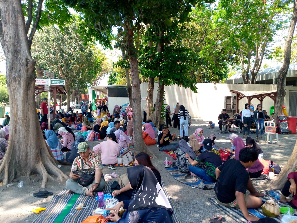 Ratusan pengunjung menikmati pantai wisata Kenjeran Surabaya. (LAMBERTUS HUREK/RADAR SURABAYA)