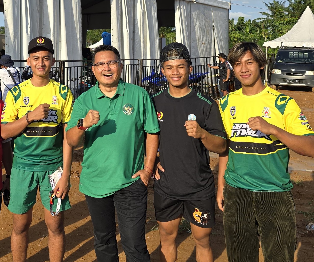 Didik Prasetiyono (dua dari kiri) bersama para pembalap Jatim.