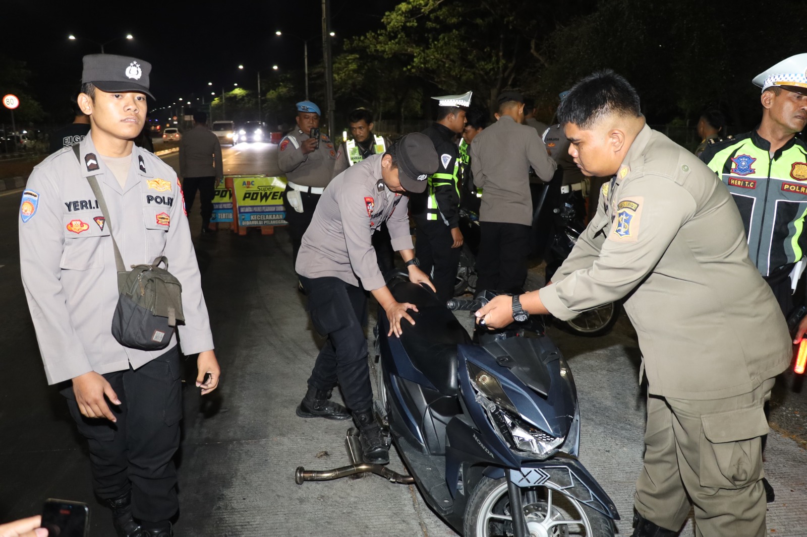 Polres Pelabuhan Tanjung Perak amankan dua sepeda motor gunakan knalpot brong di Jembatan Suramadu, Surabaya. (IST)