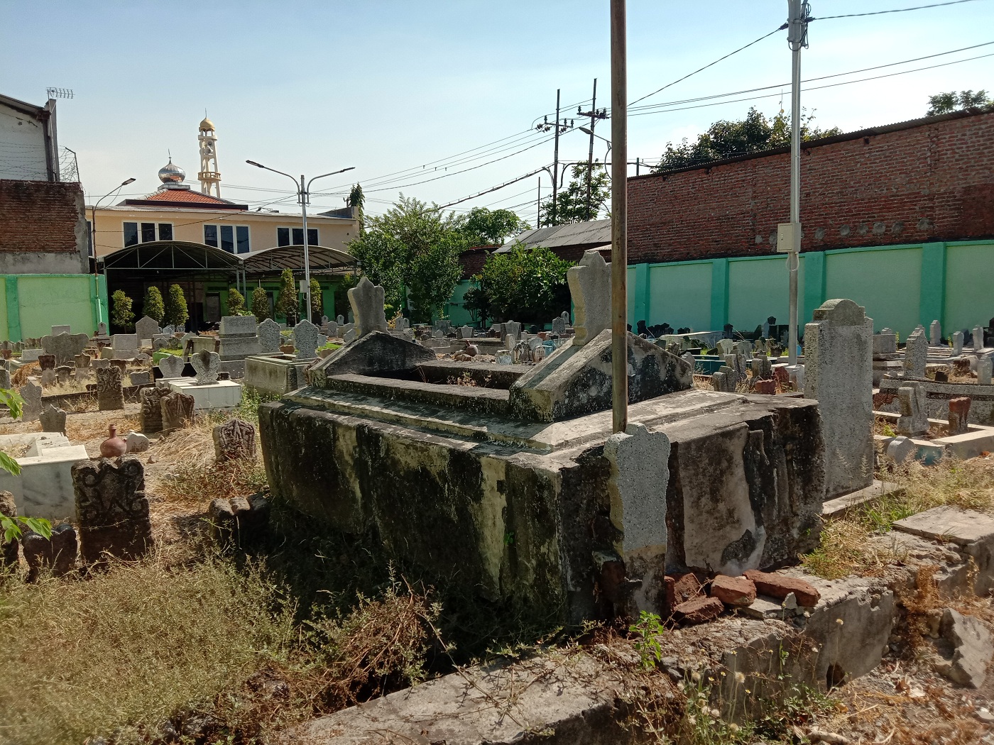 KHUSUS BANGSAWAN : Kompleks makam India Pakistan yang ada di Jalan Sidotopo Wetan, Surabaya.