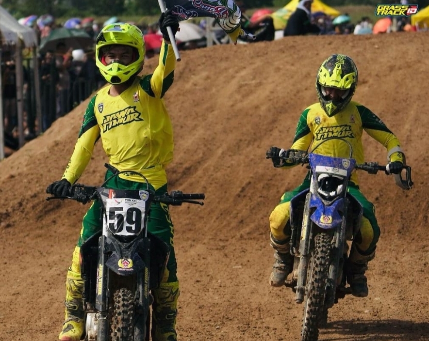 Dua pembalap yang mewakili Kontingen Jawa Timur di cabor Bermotor Grasstrack nomor Standar Beregu berhasil meraih emas.