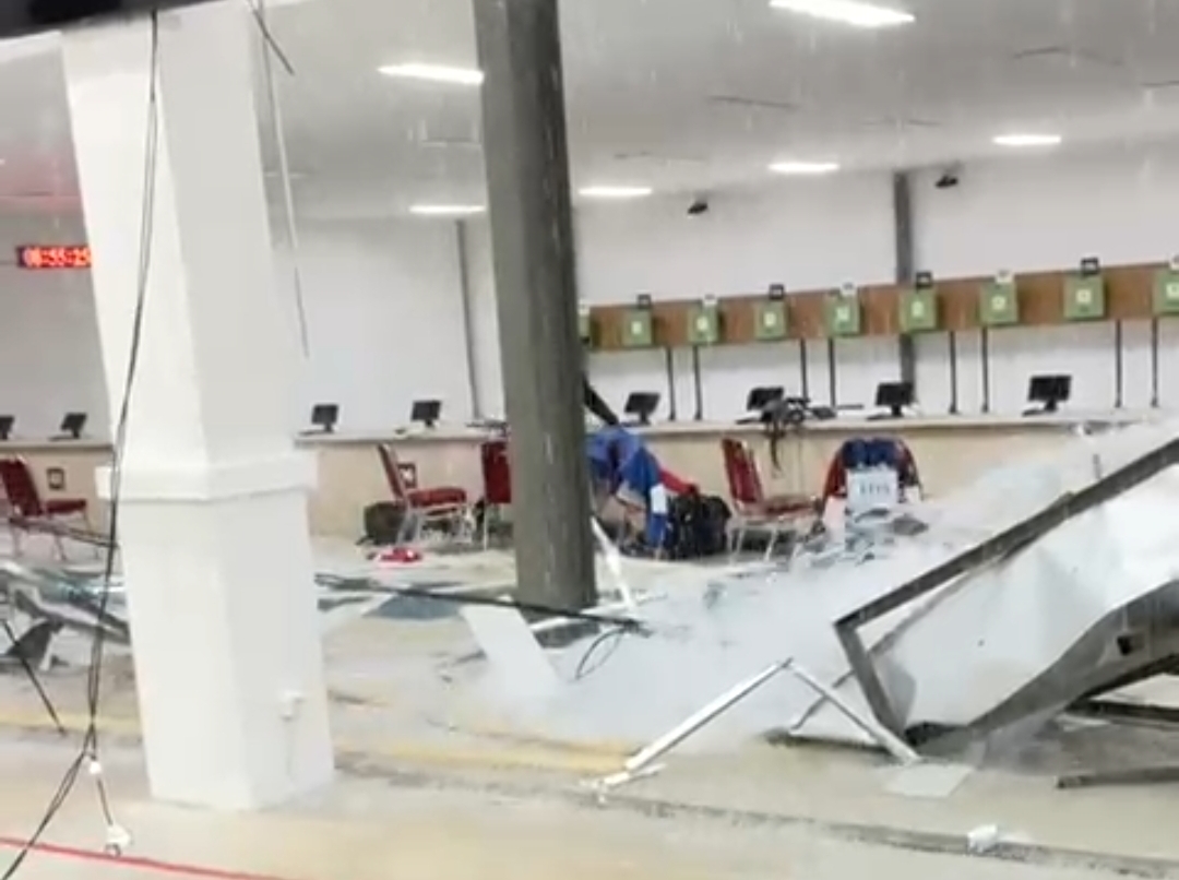 Hujan deras di Banda Aceh membuat plafon venue menembak ambrol.