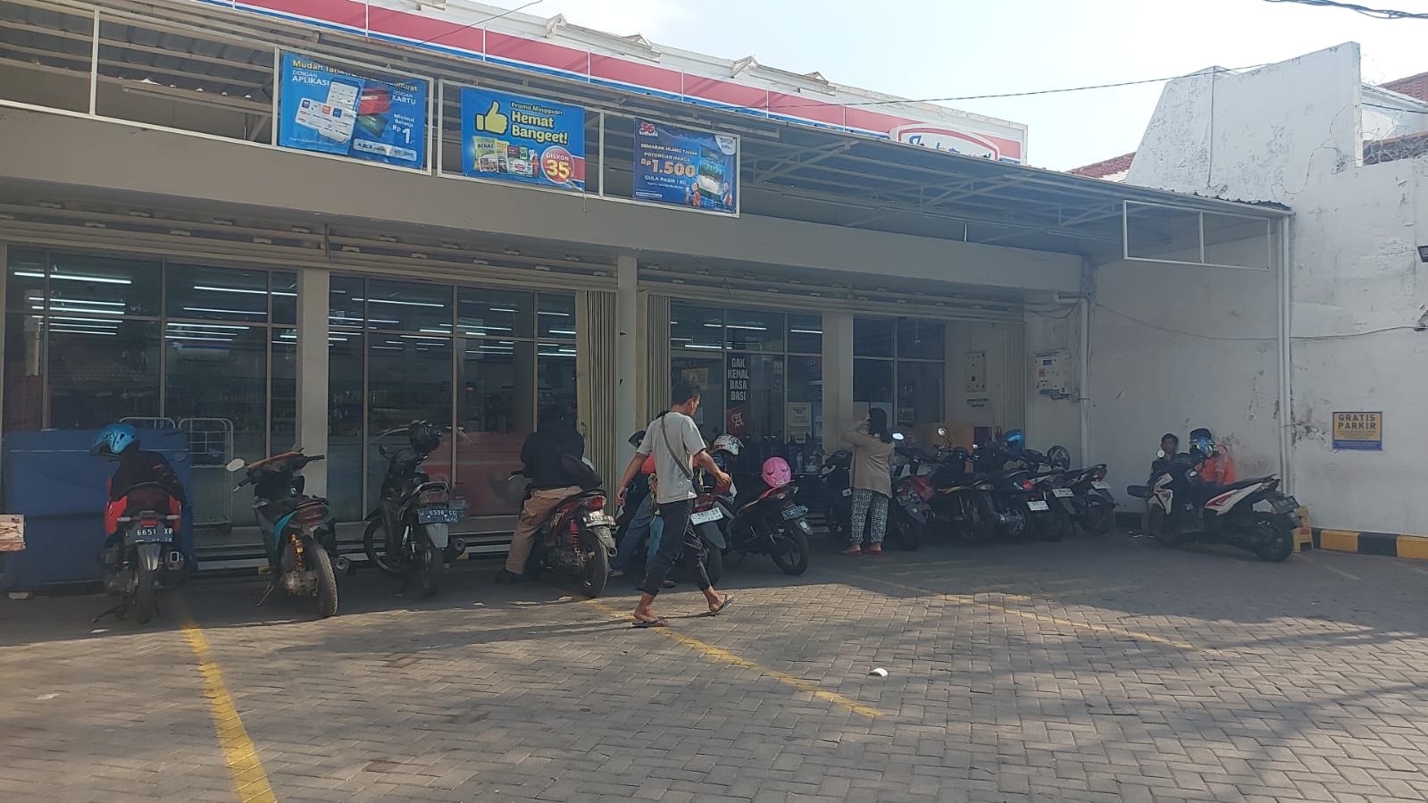 Minimarket di Surabaya yang mengalami percobaan pencurian. Pelaku rusak mesin ATM namun gagal. (IST)