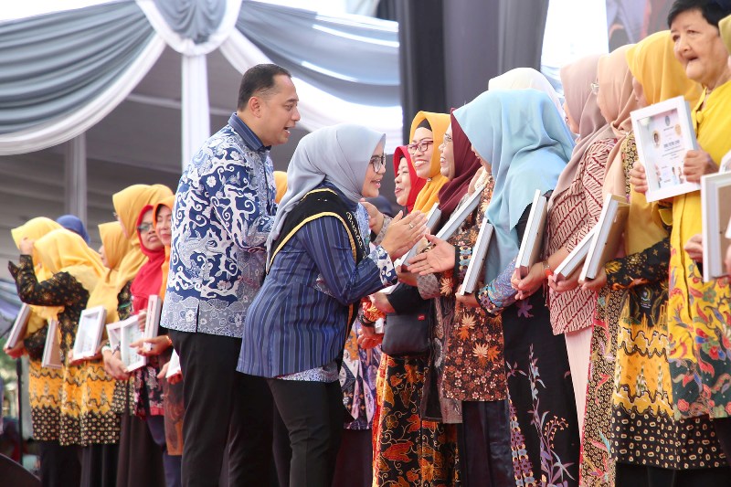 Wali Kota Surabaya Eri Cahyadi didampingi Ketua Tim Penggerak PKK, Rini Indriyani, memberikan penghargaan kepada perwakilan Bunda PAUD di halaman Balai Kota Surabaya, Selasa (17/9).