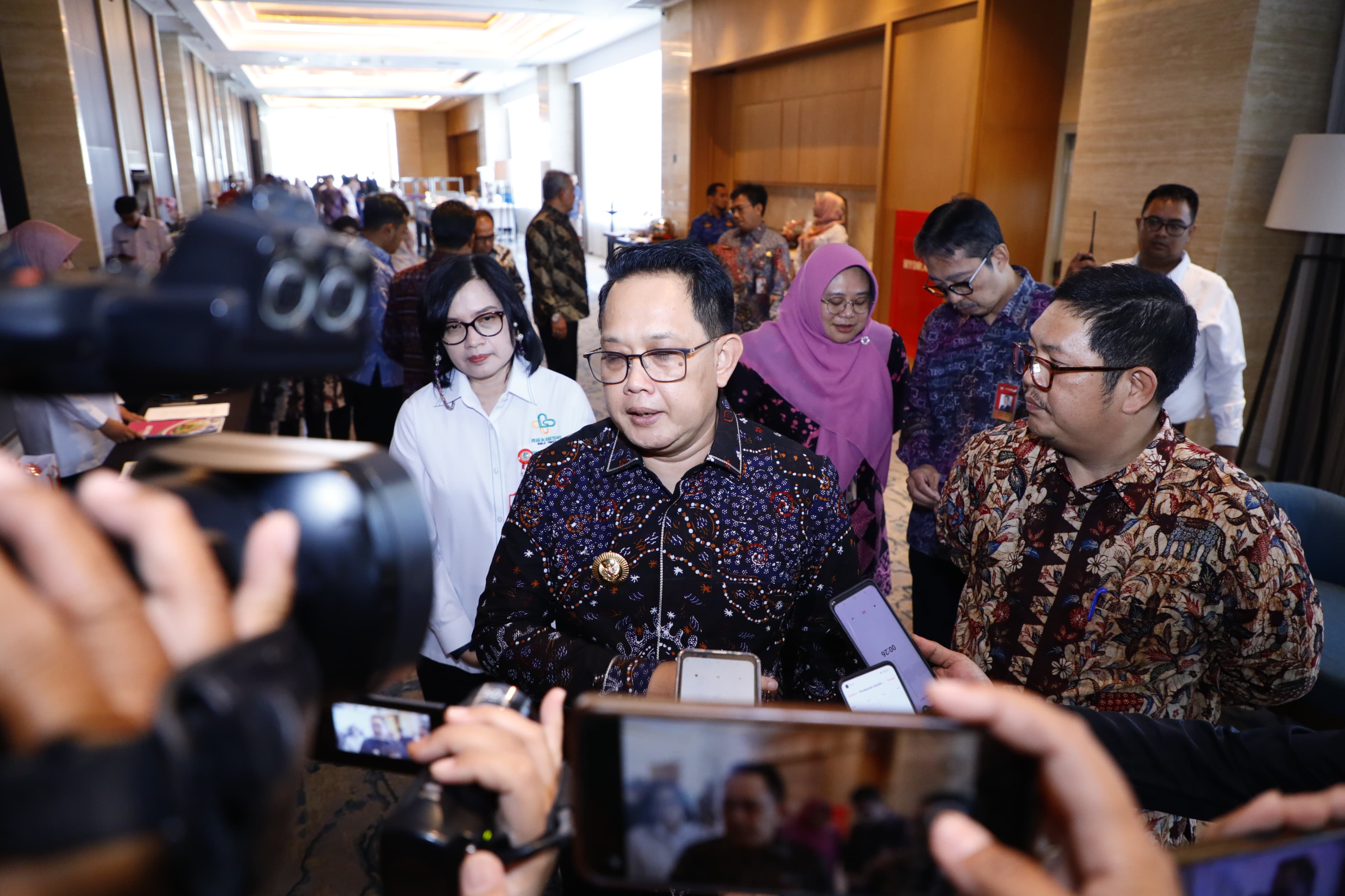 Penjabat (Pj) Gubernur Jawa Timur Adhy Karyono meluncurkan transformasi digital pelayanan RSUD Dr Soetomo yang diberi nama _DigiPay_ di Tunjungan Ballroom BC Hotel Double Tree Surabaya, Selasa (17/9).